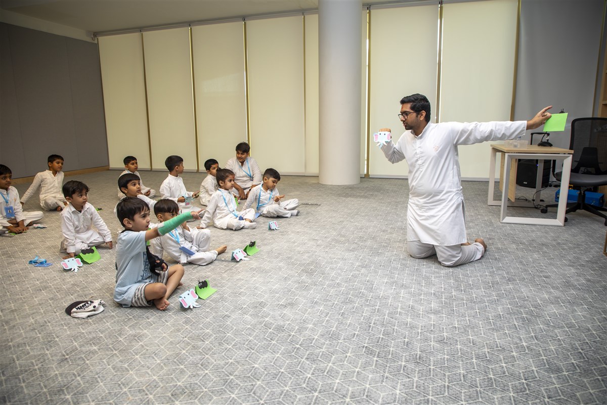 Volunteer explains the value of humility through the story of 'The Elephant and Ant’
