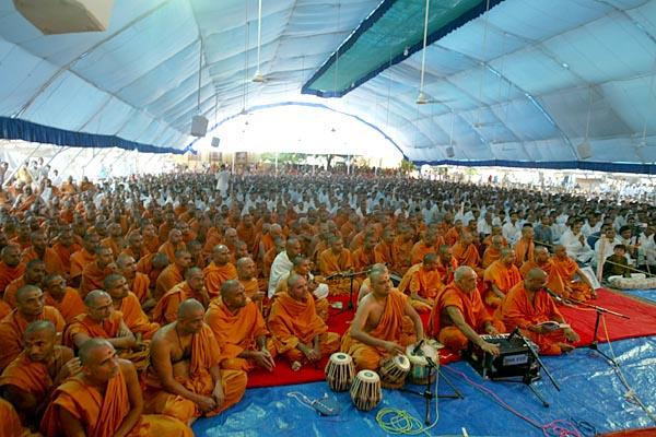Sadhus sing bhajans in praise of Shastriji Maharaj during puja