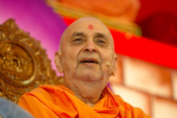 Swamishri extols the glory of Shastriji Maharaj in his blessings