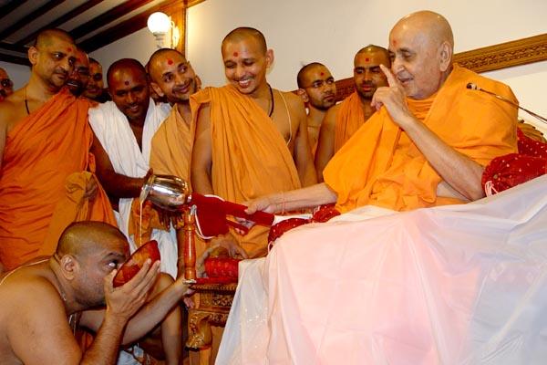 Swamishri blesses the sadhus by serving dudhpak 