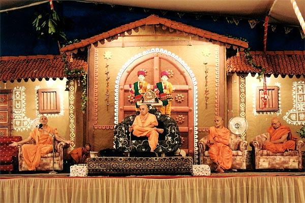 Pujya Viveksagar Swami discourses during the Janmashtami festival assembly in the presence of Swamishri and senior sadhus