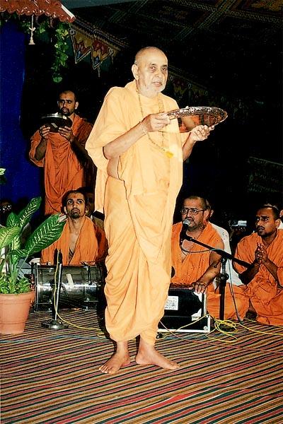 Swamishri performs the concluding festival arti