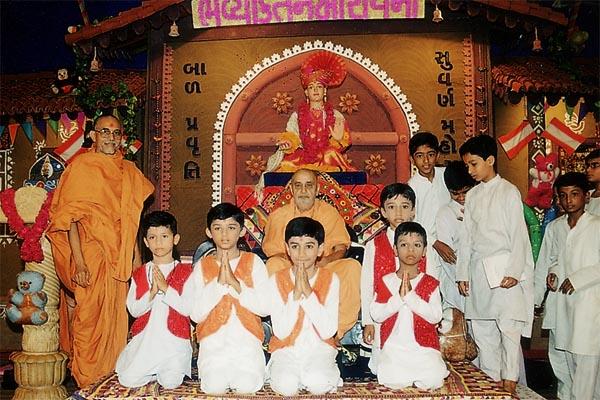 Swamishri with balaks after their performance