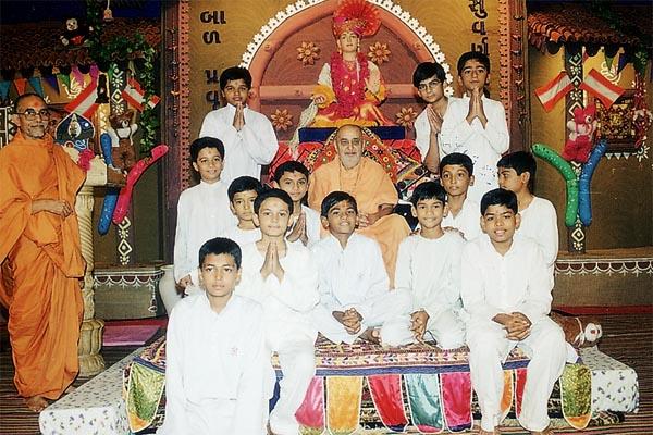 Swamishri with balaks who performed the kirtan aradhna