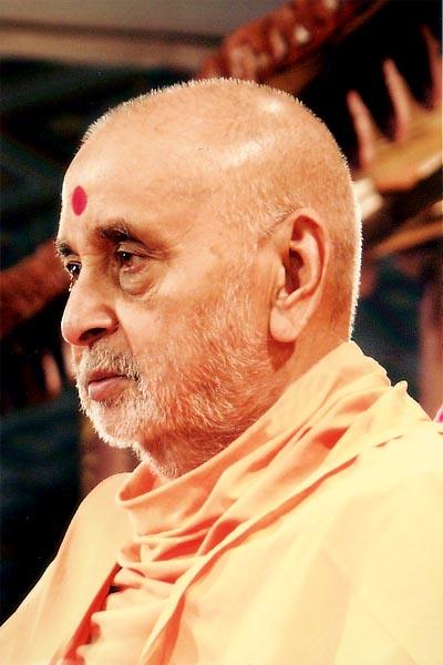 Swamishri engaged in Thakorji's darshan during puja