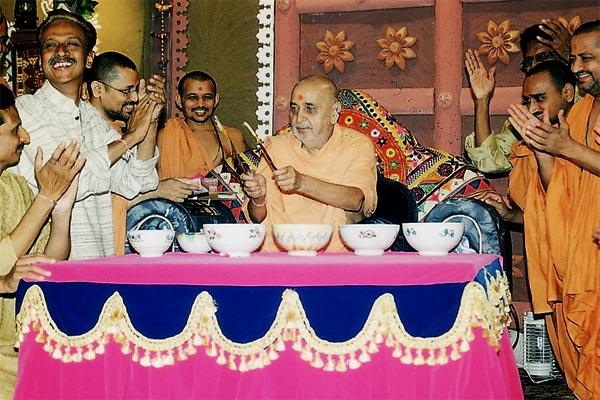 Swamishri plays and sanctifies an instrument used by musicians from the Court of Gaekwad in Vadodara