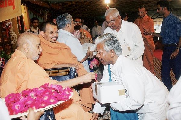 Swamishri distributes the free software packages to school officials 