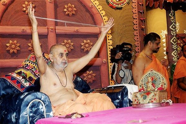 Swamishri and sadhus perform the janoi-changing ceremony on Sam Shravni - Bhadarva sud 3 