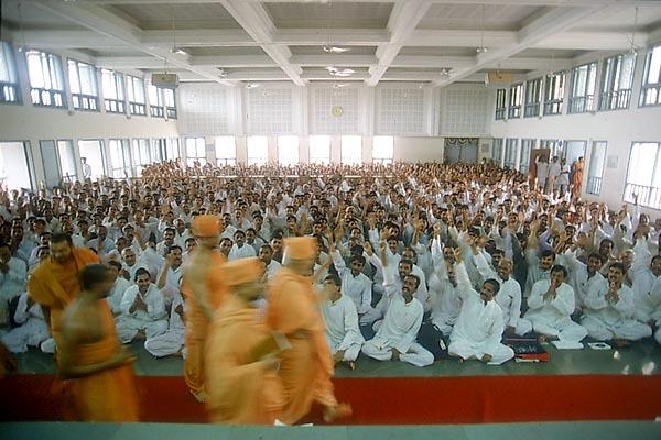 Swamishri arrives in the assembly of BAPS volunteers of Kheda district 	