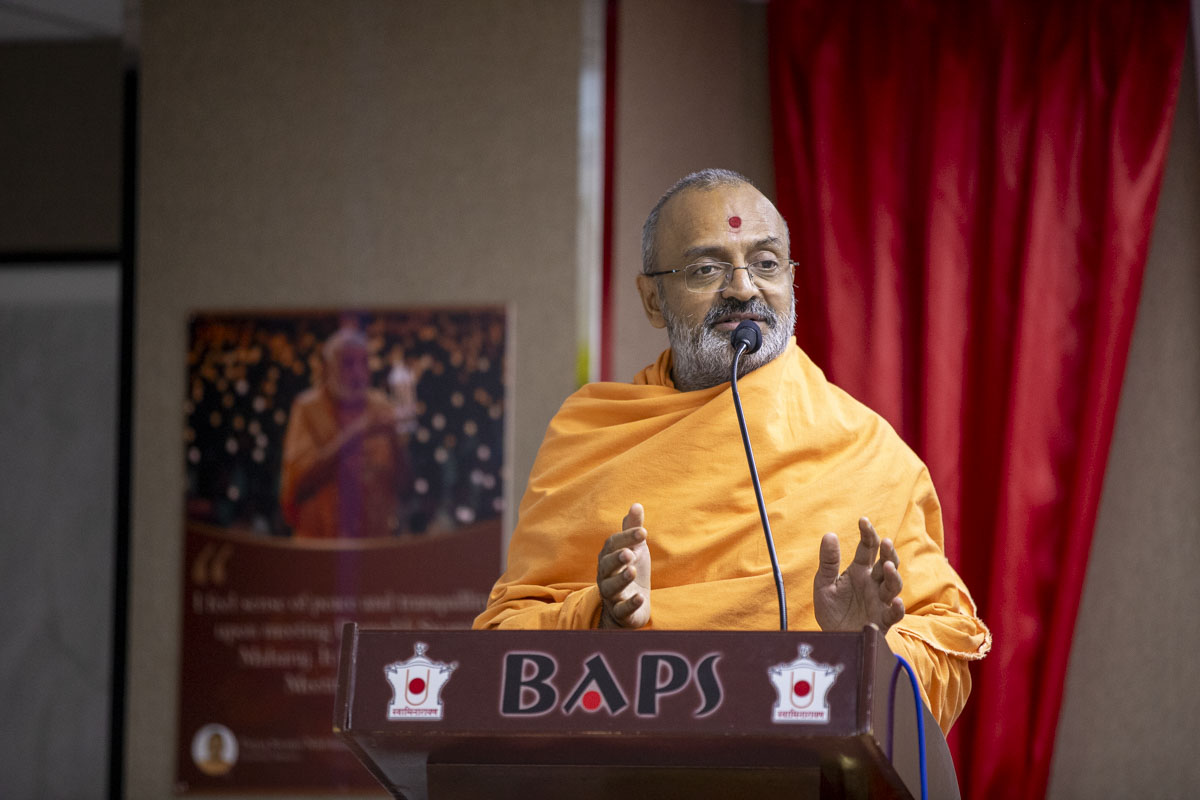 Munivatsal Swami addresses the Karyakar Suvarna Mahotsav assembly