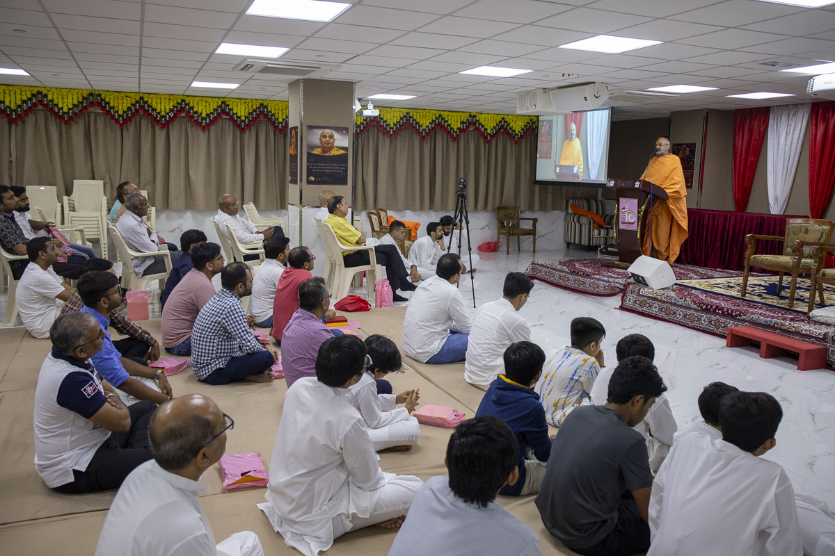 Munivatsal Swami addresses the assembly