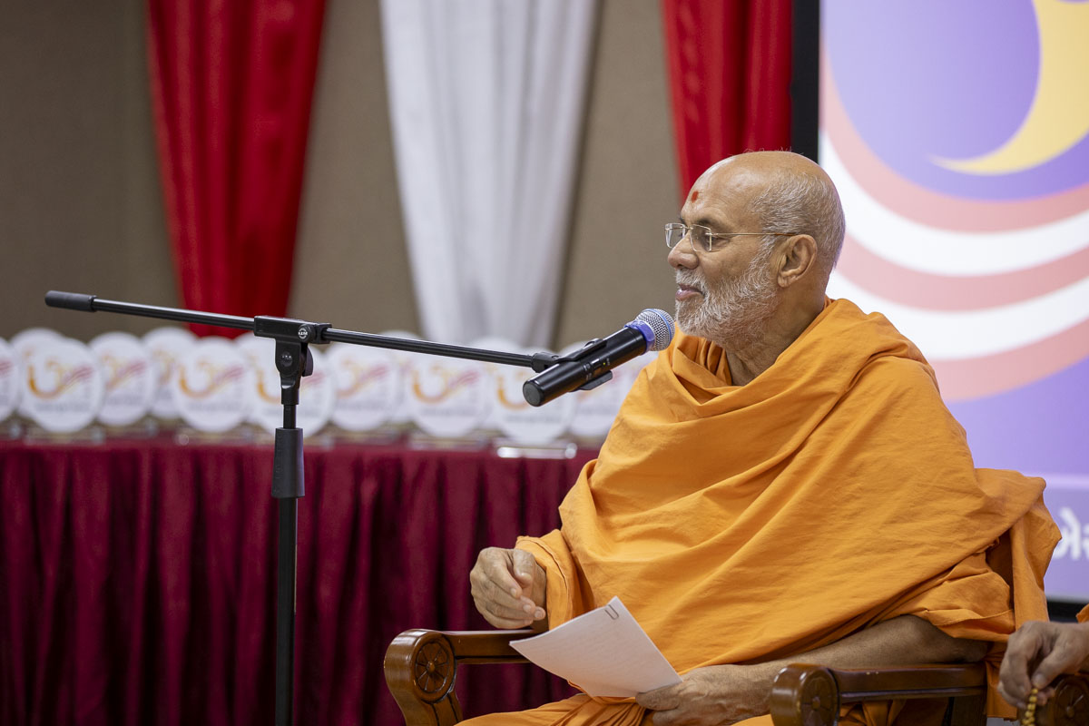 Pujya Viveksagar Swami addresses the assembly