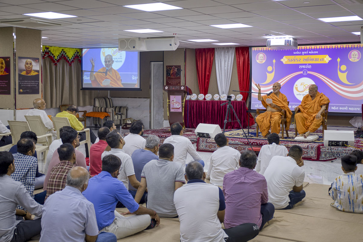 Pujya Viveksagar Swami addresses the assembly