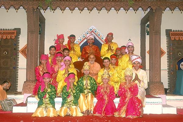 Balaks with Swamishri after performing a dance