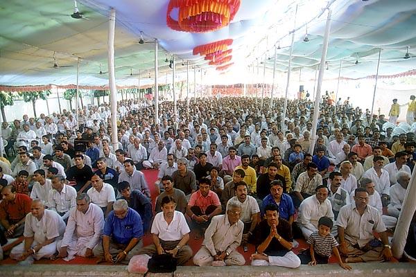 Devotees during the 7-day discourses (parayan) 