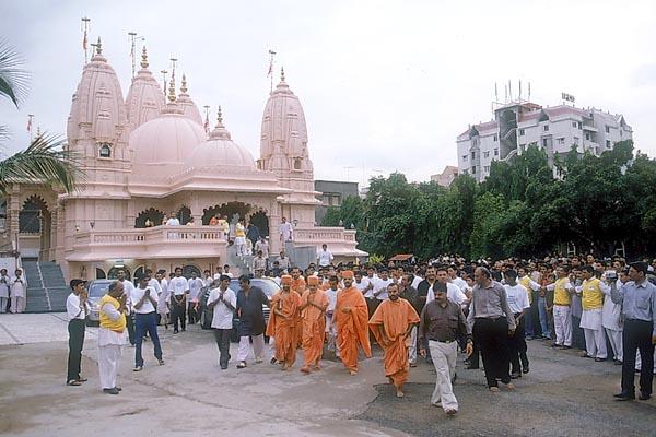 Swamishri walks from the mandir towards the assembly hall