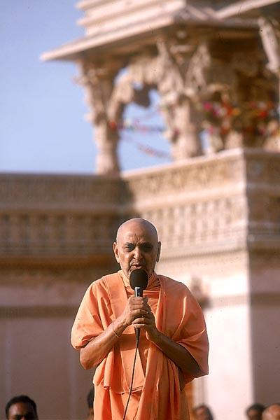  Swamishri blesses the assembly of devotees on Independence Day