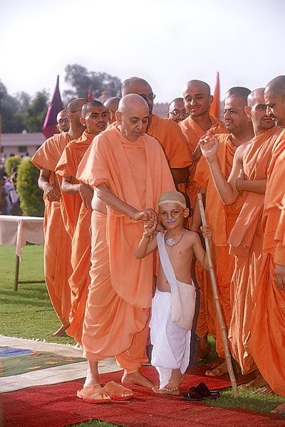 Swamishri blesses the balak dressed as Mahatma Gandhi