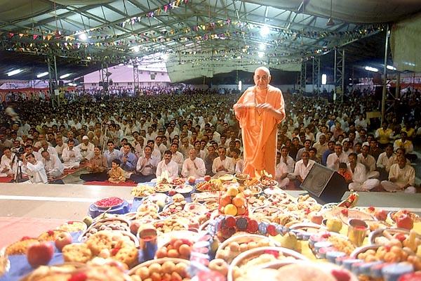 	Swamishri performs arti of Shri Harikrishna Maharaj during an annakut feast 