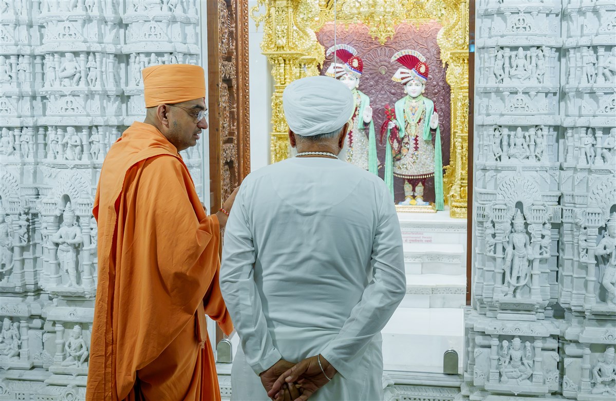Sri Satguru Uday Singh Ji at the BAPS Shri Swaminarayan Mandir in Toronto, fostering peace and harmony within the community.