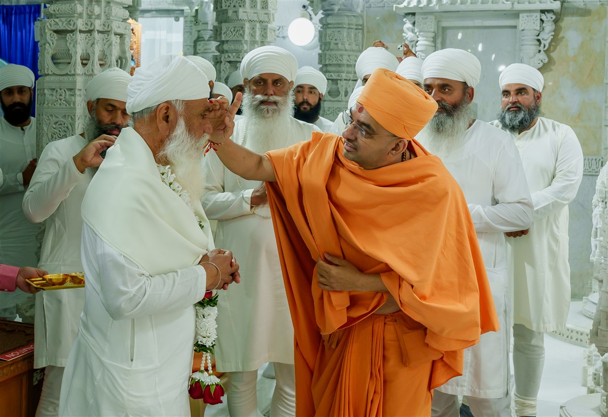 Sri Satguru Uday Singh Ji at the BAPS Shri Swaminarayan Mandir in Toronto, fostering peace and harmony within the community.