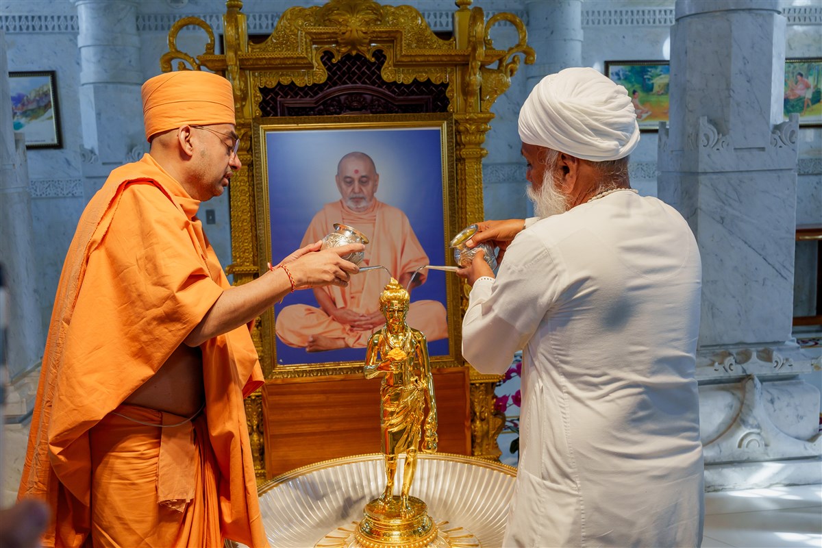 Sri Satguru Uday Singh Ji at the BAPS Shri Swaminarayan Mandir in Toronto, fostering peace and harmony within the community.