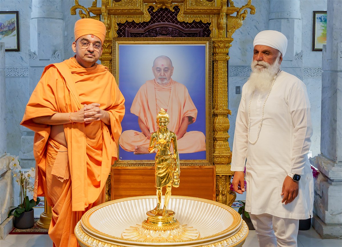 Sri Satguru Uday Singh Ji at the BAPS Shri Swaminarayan Mandir in Toronto, fostering peace and harmony within the community.