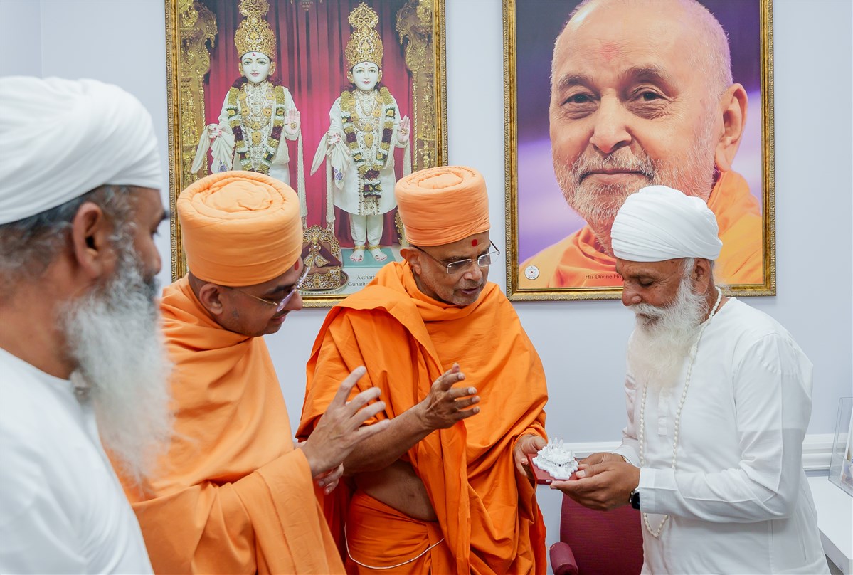 Sri Satguru Uday Singh Ji at the BAPS Shri Swaminarayan Mandir in Toronto, fostering peace and harmony within the community.