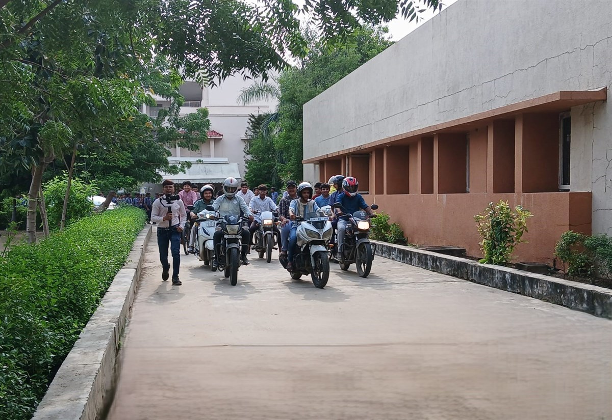 વિદ્યાર્થીઓ તથા શિક્ષકો દ્વારા ટ્રાફિક સમસ્યાને અનુલક્ષીને શાળા પરિસરમાં રેલી