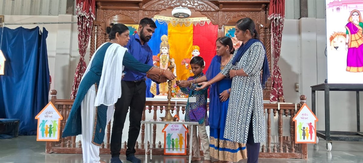 શાળાના તમામ વિદ્યાર્થીઓ વતી એક વિદ્યાર્થીના પરિવાર દ્વારા દીપ પ્રાગટ્ય
