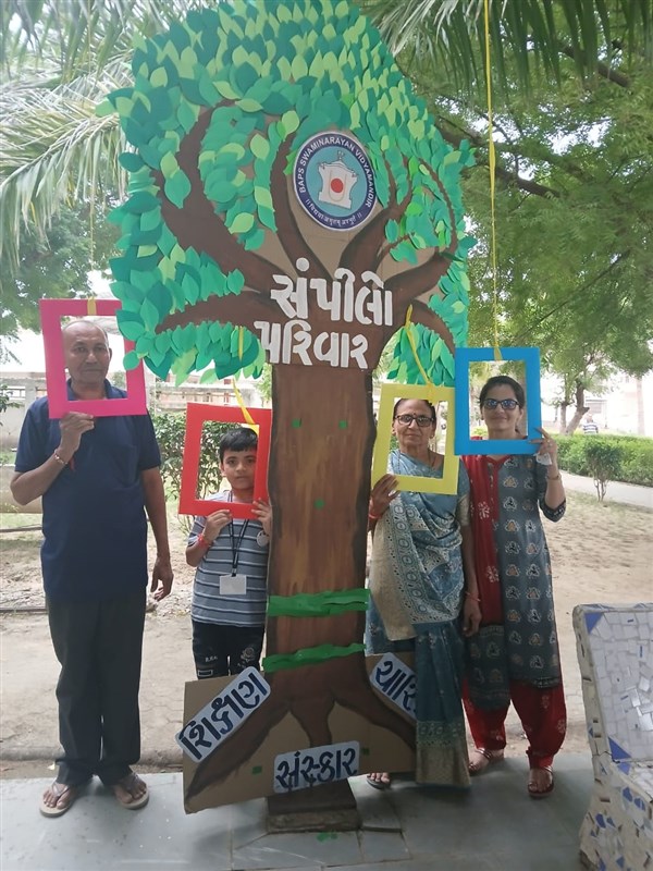 પરિવાર સાથે સેલ્ફી પોઇન્ટ પર ગ્રુપ ફોટો