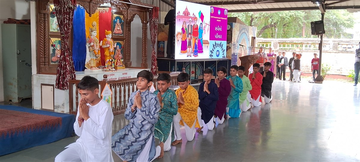માત-પિતાને વંદના પ્રાર્થના પર વિદ્યાર્થીઓનું પરફોર્મન્સ