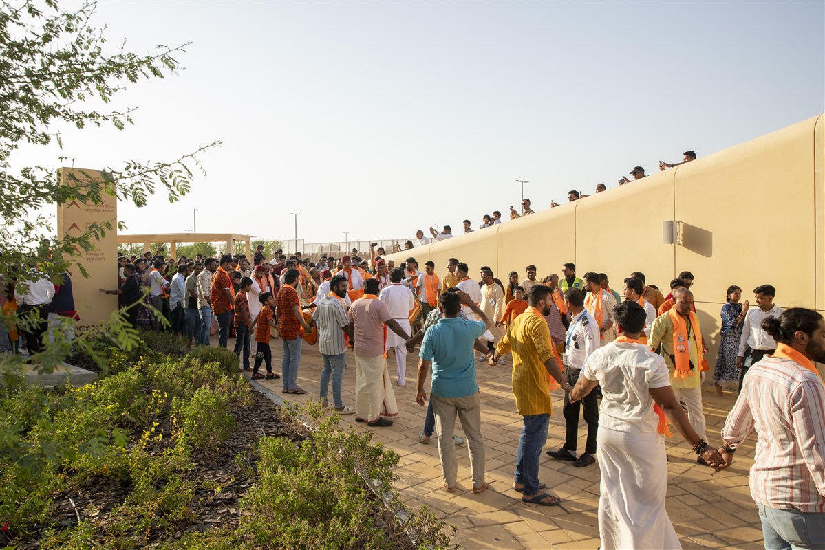 Hundreds join Ganesh Visarjan at BAPS Abu Dhabi.