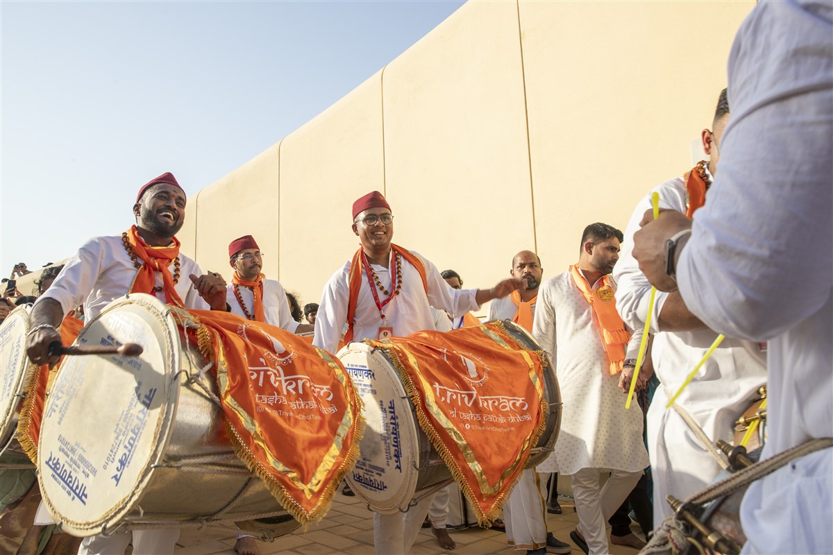 Throughout the procession, the traditional 'Dhol-Tasha' accompanied the journey.