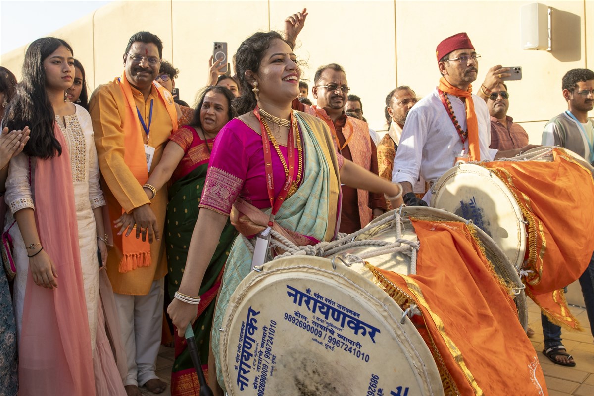 Energetic 'Trivikram Dhol Tasha' performance during Visarjan.