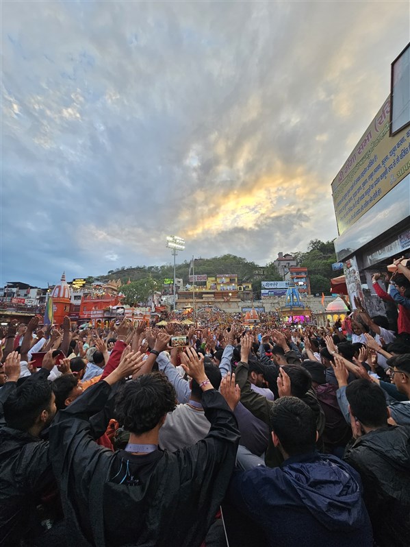 Delegates join in Ganga Arti, Haridwar
