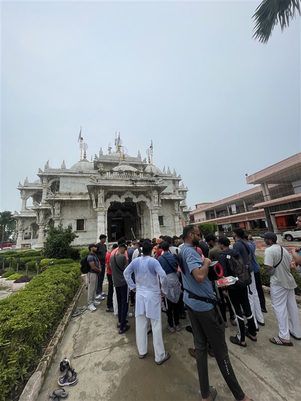 Kishores going for darshan, Chhappaiya
