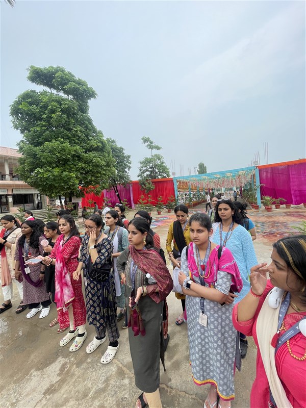 Kishoris visit the Swaminarayan Mandir in Chhappaiya