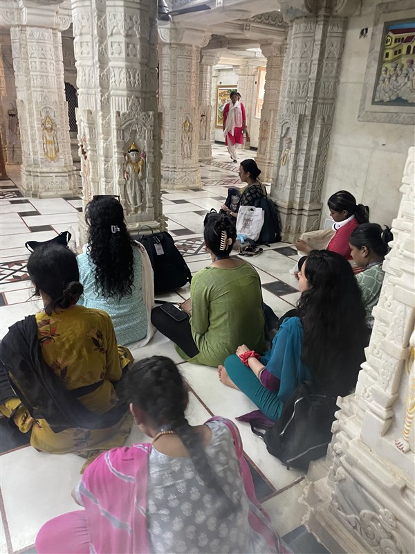 Kishoris engrossed in bhakti, Chhappaiya