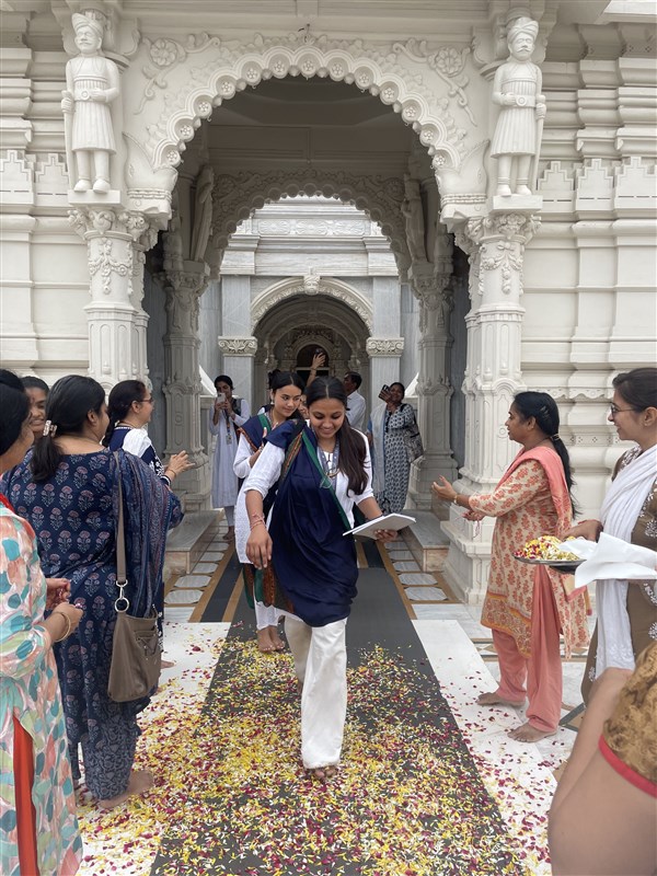 Kishoris being warmly welcomed to the Brahmavidyani College Shibir, Sarangpur