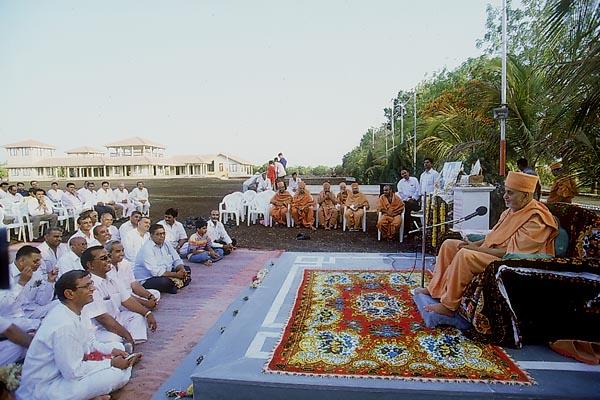 Swamishri addresses an assembly of industrialists at Adico Farmhouse