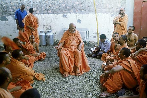 Swamishri discusses with sadhus about arrangements for the yagna, procession and murti-pratishtha rituals