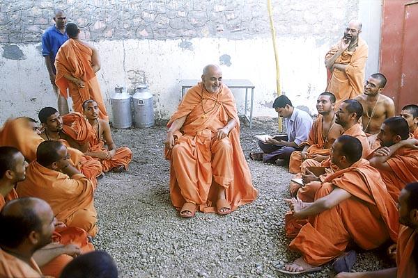 Swamishri discusses with sadhus about arrangements for the yagna, procession and murti-pratishtha rituals