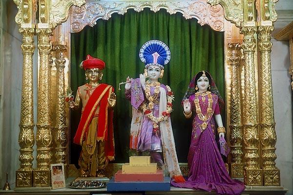 Shri Harikrishna Maharaj and Shri Shri Radha Krishna Dev