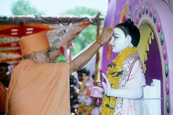 Performs pujan of Shri Ghanshyam Maharaj