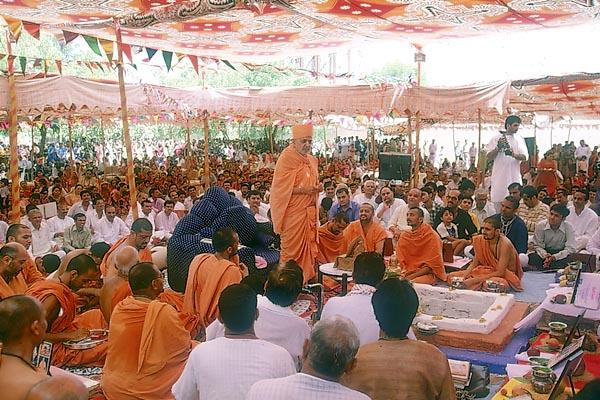 Swamishri showers his blessings during the yagna 