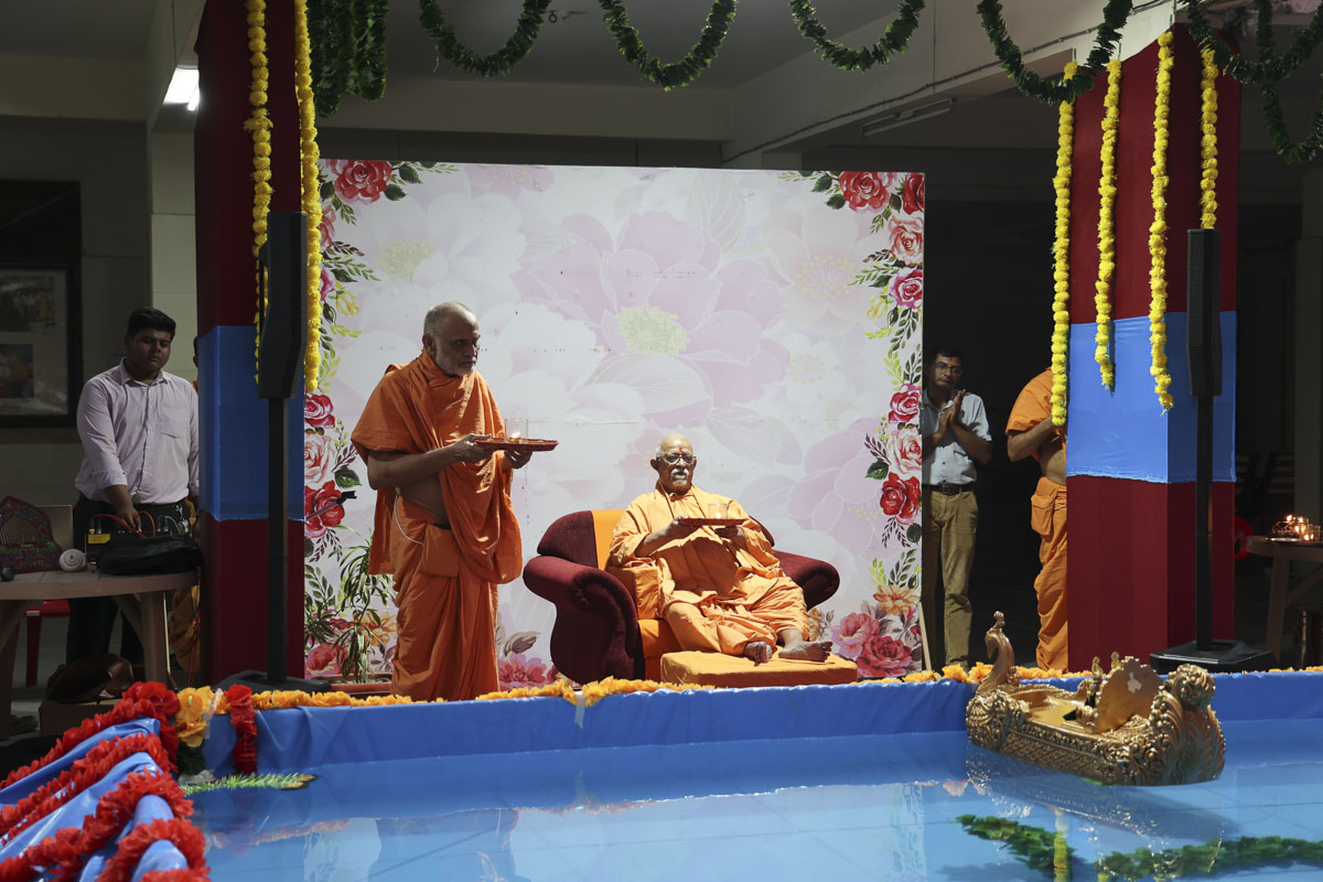 Pujya Doctor Swami performs the arti