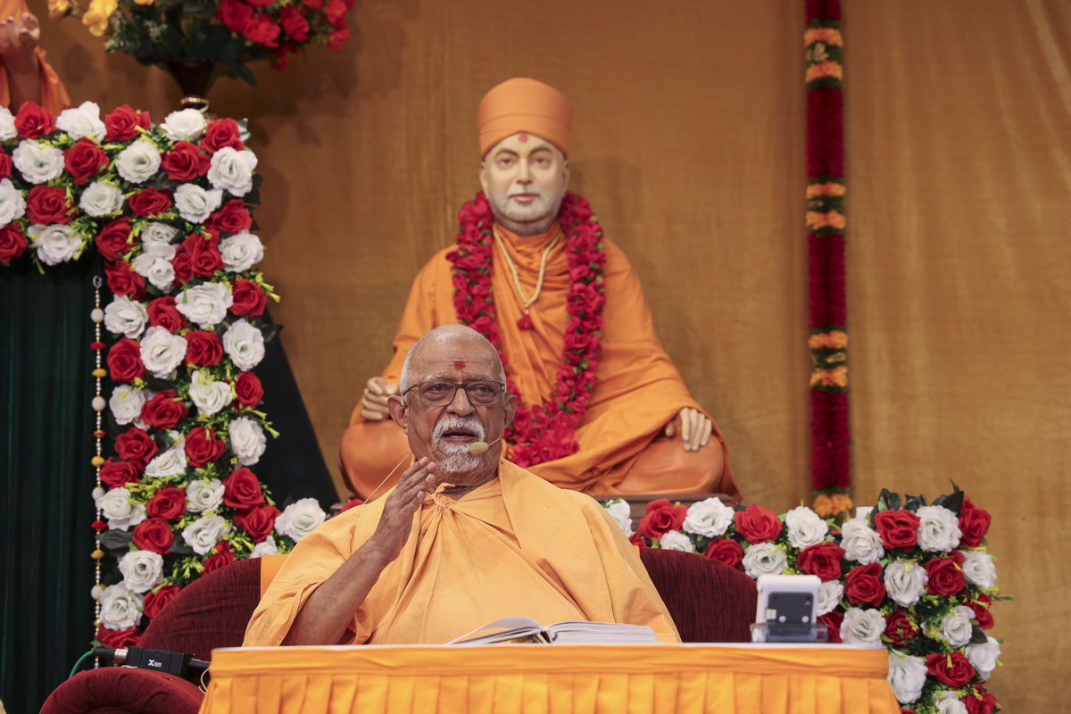 Pujya Doctor Swami addresses the assembly