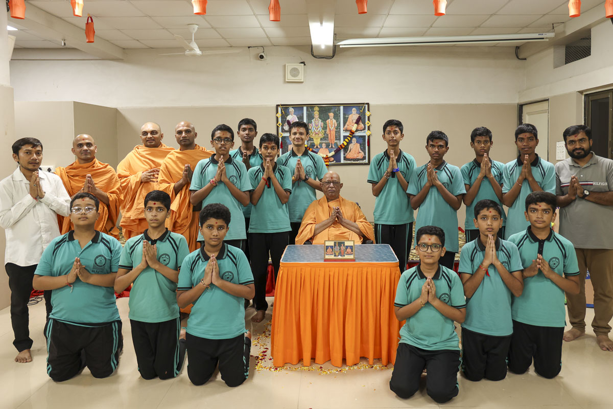 Students with Pujya Doctor Swami and swamis