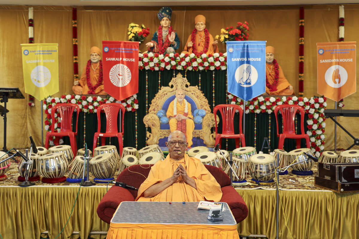 Pujya Doctor Swami addresses the assembly